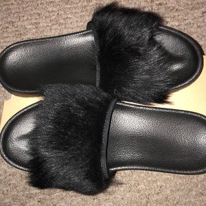 UGG ROYALE BLACK FUR SLIDES